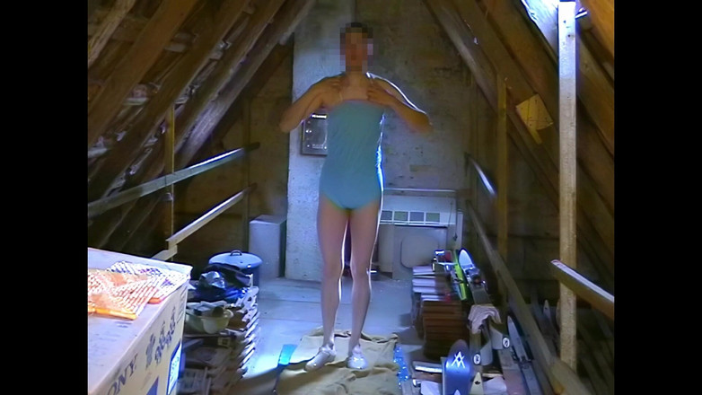 Mark Hannes: Blue Bodysuit Pee och Slip Presentation