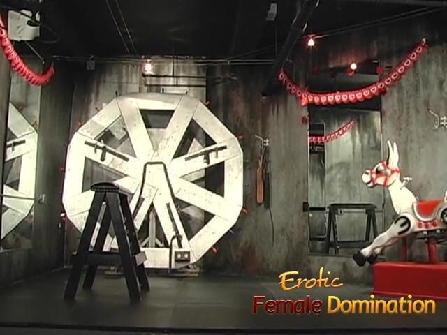 Erotic Female Domination: Două curve biciuind un tip sărac