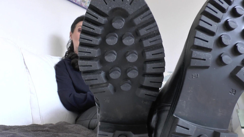 Lady Victoria Valente: Lèche les dessous de pieds de ma botte avec ta...