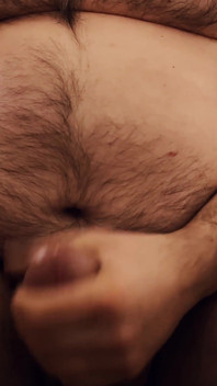 Haariger bauch streichelt fetten schwanz