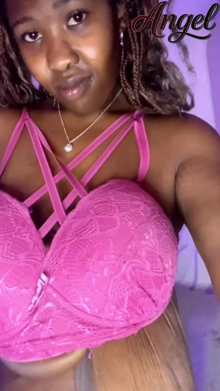 Angel Big B: Lubię pokazywać tyłek i się przed tobą masturbować, kochanie