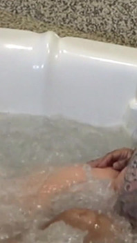 Big Titty Brooke Lyn Rose bawi się z dużym czarnym mężczyzną w jacuzzi