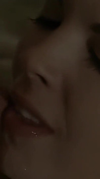 オーガズムを求める美しいふしだらな女
