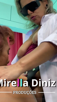 Un futai foarte sexy cu două femei care primesc bronzuri false