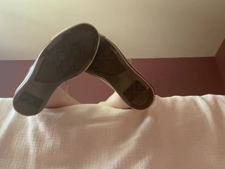 TheRealKittyD: Наблюдаю за сводной сестренкой, пока ты скрываешься под кроватью 2 - секс по телефону и грязные кроссовки