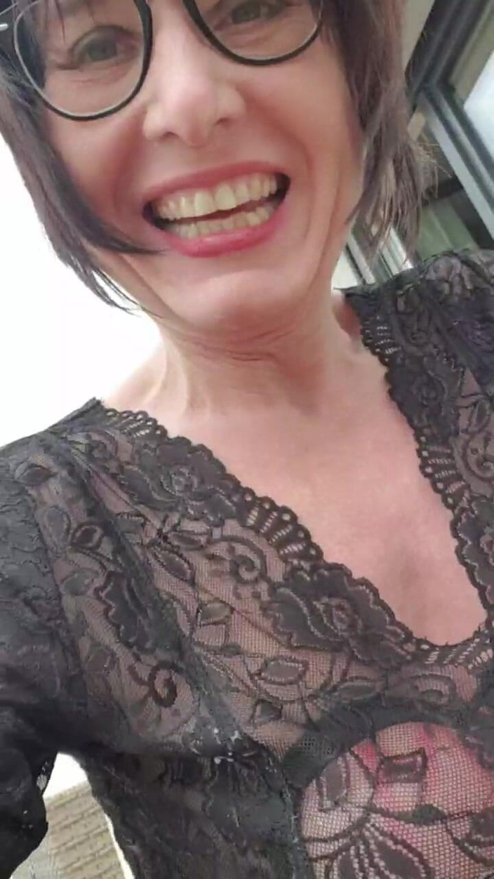 JulieEroticDress: Джулі Сквіртує на терасі