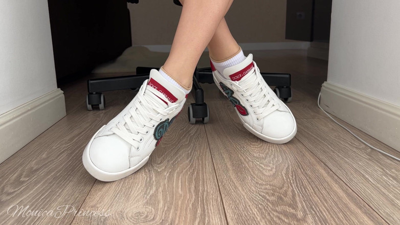Princess Monica: Voetspel in schoenen, sokken, op blote voeten