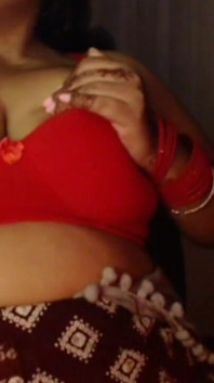 Rimuovere reggiseno spettacolo di tette sexy spettacolo di capezzoli caldi.