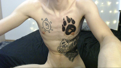 endo_wolf: Эндо в грязных военных сапогах показывает его дырку