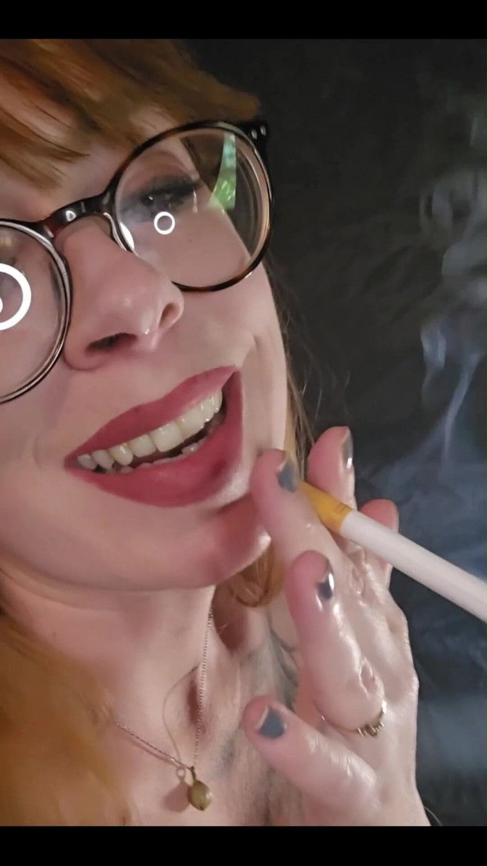 MistressThrope: Palenie w widoku z boku