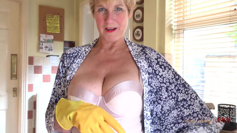 Aunt Judy's XXX: Judysxxx - cycata dojrzała gospodyni domowa ssie twojego kutasa w kuchni (POV)