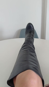 내 무릎 높은 부츠를 보여주는