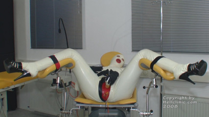 Rubber & Clinic Studio - 1ATOYS: Gumová děvka na gynekologii, část 1