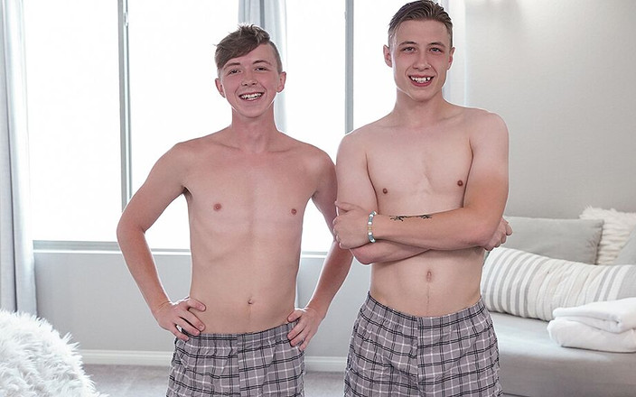 Brother Crush: टिनी ट्विंक अपने बड़े सौतेले भाई द्वारा वीर्य में ढँक जाती है जबकि उनके मम्मी-पापा दूर हैं