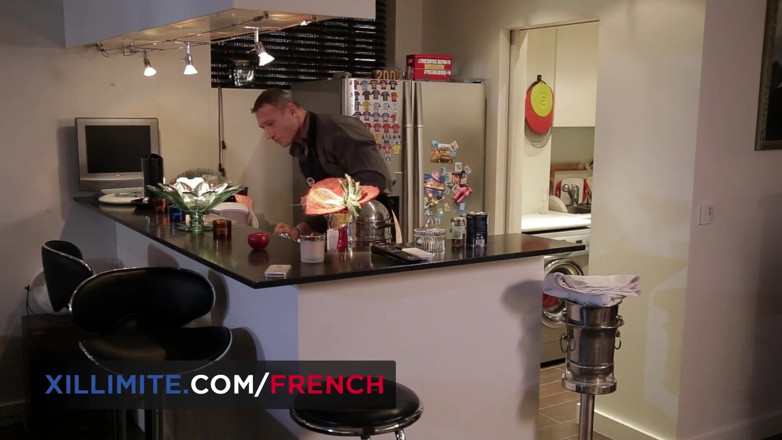 French girls at work: Sexe intense au travail avec une brune sensuelle en bas