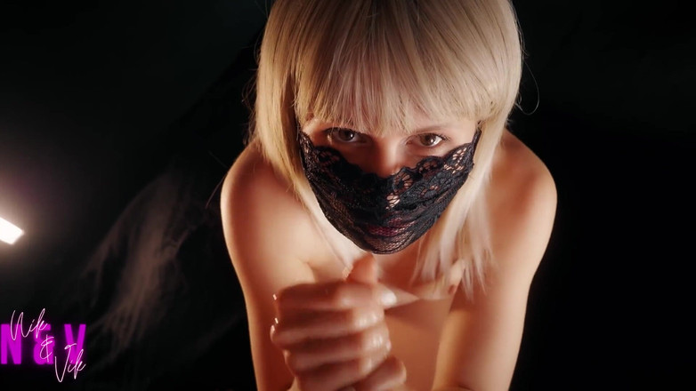 NikAndVik: Sexy blondine macht einen professionellen handjob und nimmt sperma auf...