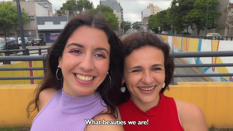 Katty West: Vecinii cer să le pună fețele drăguțe la o plimbare în...