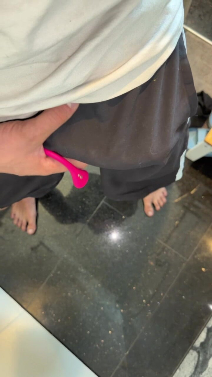 Daddys Legacy: Pulă mare și albă nu-l poate ține - îi vibrează pula până când ejaculează...