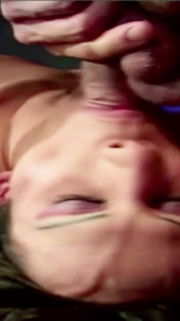 Latina Transe gibt blowjobs nach einer wilden party, bis sie kommt