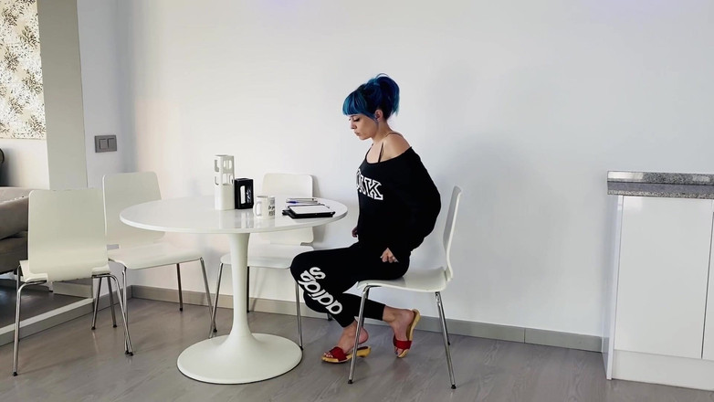 Candystart Videos: オフィスでのストレッチングとぶら下がること