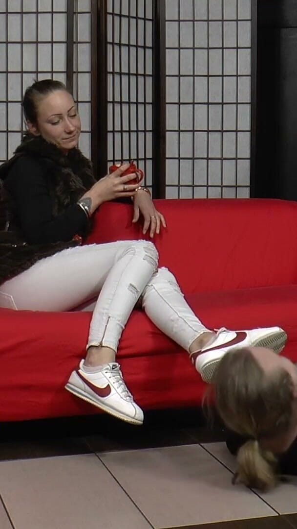 Sadurnus: Evangelie Gets Her Shoes Cleaned and Smokes