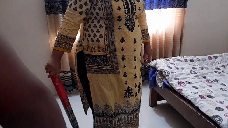 Aria Mia: Depali阿姨在打扫他的房间时被继子搞砸了！