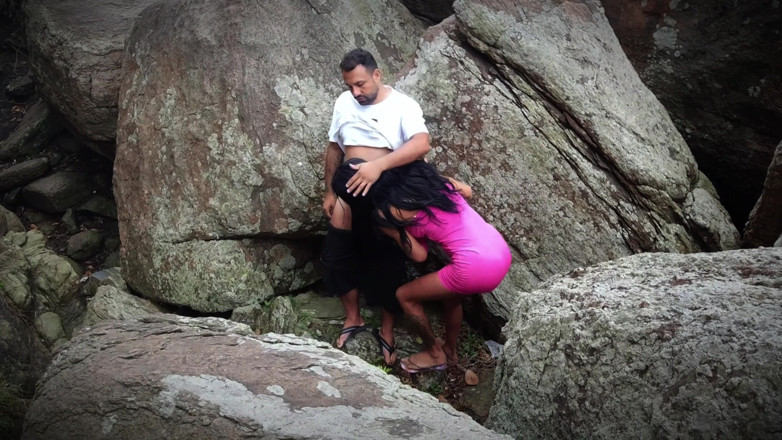 Casal Mattos Trans: Une salope trans de plage se fait baiser par un...