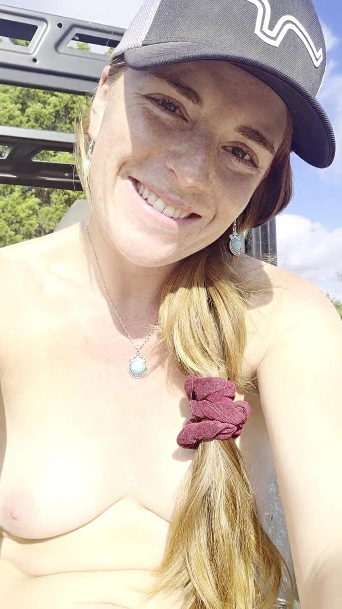 NaughtyRedFarmgirl: Une rousse se fait baiser le cul et la chatte...