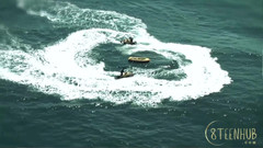 8TeenHub: Dünner teenager darf ein spiel mitten im meer spielen