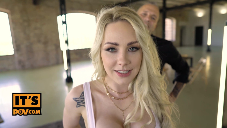 BackdoorPOV: Angie Lynx a très envie d'une aventure de brochette anale à...