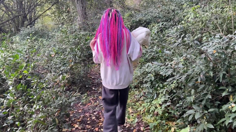 Verhiniz: 야외에서 변태 복종하는 소녀를 만나 보지를 벌했습니다.