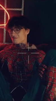 スパイダーマンのコスチューム。少年は下でポーズをとっています。クソ野郎