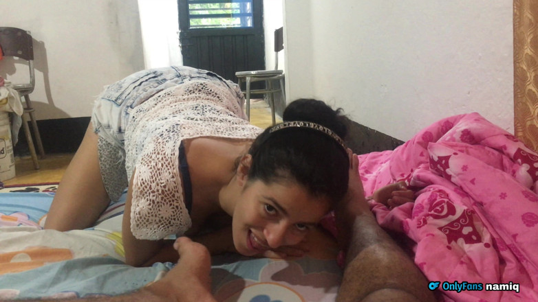 NamiQsein: La mia sorellastra mi sorprende con un bel pompino