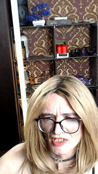 Transvestita Masturbuje Svůj Malý Penis Bez Erekce.