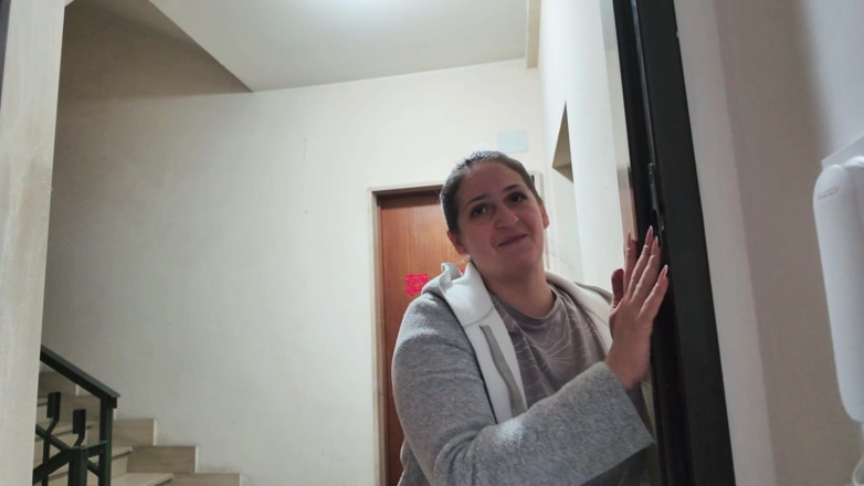Alex e Bianca: Můj soused zazvoní na zvonek a žádá mě o pomoc ... Pomůžu...