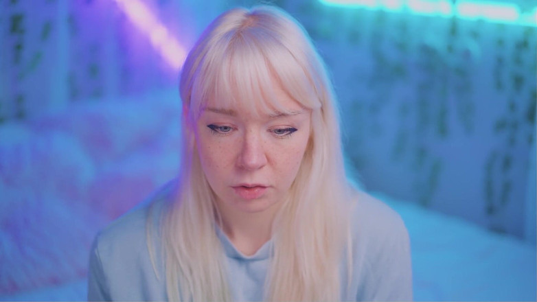 Jolie Lyon: Padrasto fica duro com meu namorado, então me leva