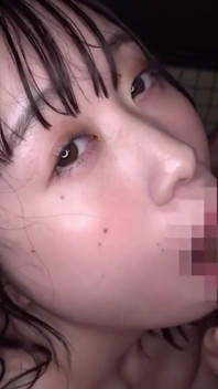 Cewek seksi dengan tubuh langsing ini menggoda pria ini dengan licin di pesta seks favoritnya.6