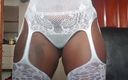 Nasty_hotbabe: Menina com tesão em uma lingerie sexy balançando seus peitos...