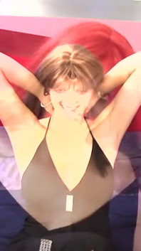 Sexy versautes heißes mädchen masturbiert und spielt mit ihrem dildo