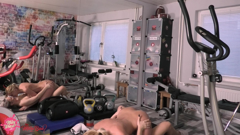 Miley Weasel: 的金发女郎舔舐。这就是健身！