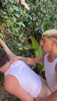 Unbeschnittener latino fickt hungpapi am pool