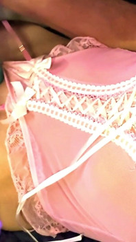 Crossdresser Cdmichelle purtând lenjerie roz se masturbează