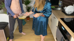 OurFetishLife: 穿着丝质长袍的性感岳母在厨房为她的女婊撒尿