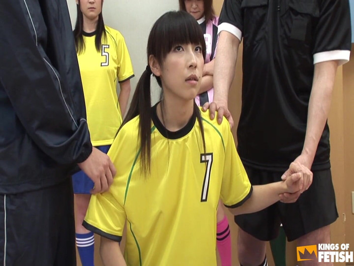 Pure Japanese adult video ( JAV): Awek bola sepak Jepun menghisap dua lelaki di hadapan rakan...