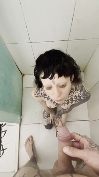 La troia tatuata non si ferma mai a metà ogni goccia, ogni volta, tutto il piscio
