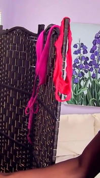 Amira Adara obtiene su boca llena de esperma después de una buena paja