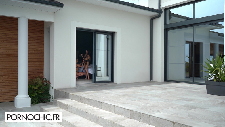 Pornochic: İç çamaşırlı Clea Gaultier ve Angelika Grays ile üçlü