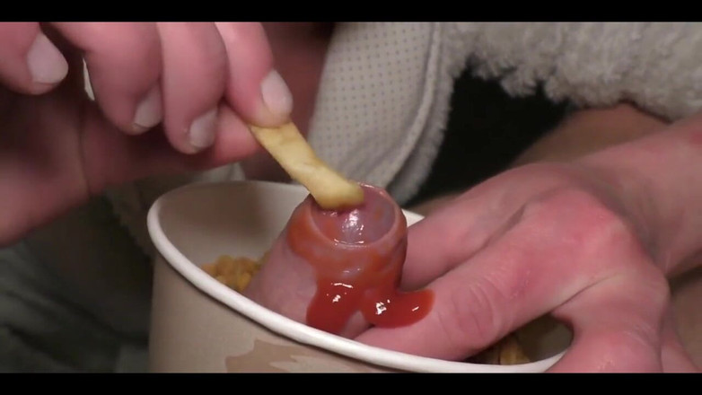 CyntiaCymes: こんにちは、ペニスを私のKFCカップに入れて、彼が私の食べ物に射精するまで彼をフェラしましたが、私はまだ食べています