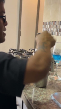 J’appelle mon petit barman pour pénétrer ma chatte riche et me remplir le visage de lait. J’ai été surpris par la grosse bite