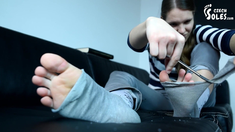 Czech Soles - foot fetish content: Små strumpor som rippar och skär med sexiga bara fötter...
